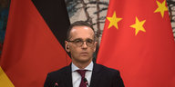 Außenminister Maas vor chinesischer und deutscher Fahne