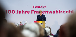 Bundesfamilienministerin Franziska Giffey spricht beim Festakt zu 100 Jahre Frauenwahlrecht im Deutschen Historischen Museum.