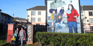 Wandbild in Londonderry, Nordirland, das Frauen mit Megaphon zeigt