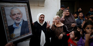 Palästinenserinnen feiern Liebermans Rücktritt