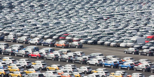 Auf einem Parkplatz stehen viele Autos dicht nebeneinander