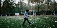Ein Kind schießt einen Fußball
