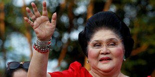 Imelda Marcos winkt