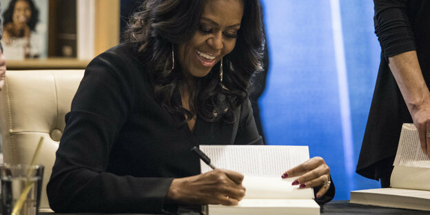 Die frühere First Lady der USA, Michelle Obama, signiert ihre Memoiren bei einer Lesung