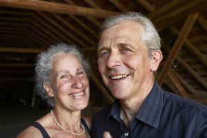 Eine Frau und ein Mann, beide mit ergrauten Haaren, aber nicht alt Eine Frau und ein Mann, beide mit ergrauten Haaren, aber nicht alt
