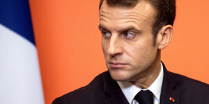 Der französische Präsident Emmanuel Macron schaut skeptisch