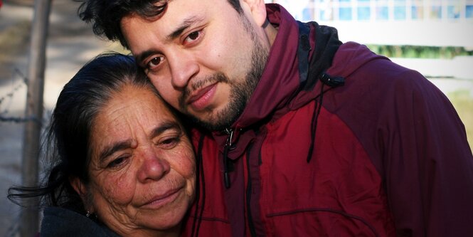 Carlos Haas und seine Mutter halten sich in den Armen