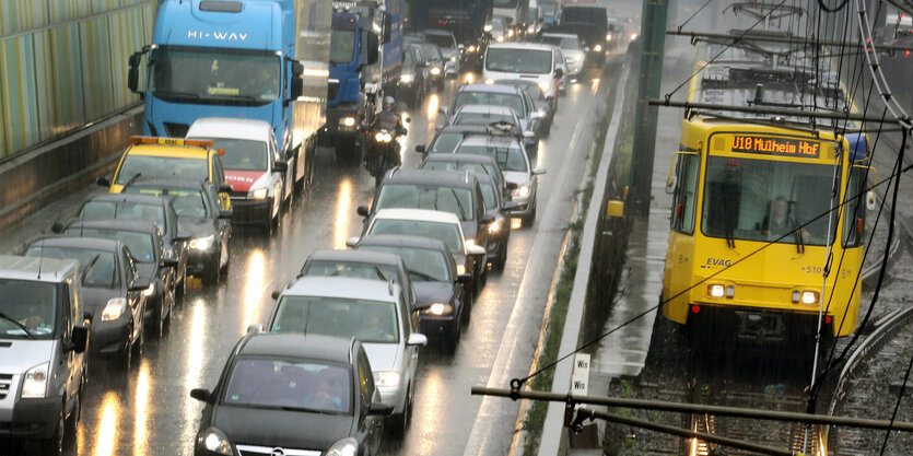 Viele Fahrzeuge auf einer Autobahn