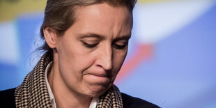 Alice Weidel beißt die Lippen aufeinander