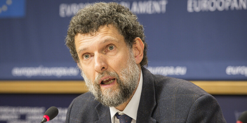 Menschenrechtler Osman Kavala spricht in ein Mikro