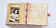 Eine Nachbildung des Tagebuchs von Anne Frank mit Brailleschrift.