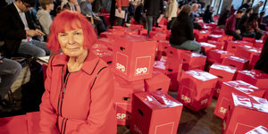 Eine Frau mit roten Haaren und roter Kleidung vor roten SPD-Sitzwürfeln
