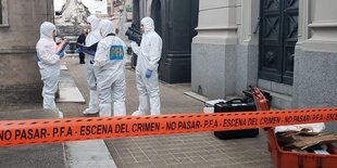 15.11.2018, Argentinien, Buenos Aires: Spezialeinheiten der argentinischen Polizei sind auf dem Friedhof «Recoleta» im Einsatz.