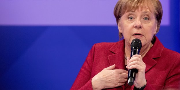 Angela Merkel am Mikro