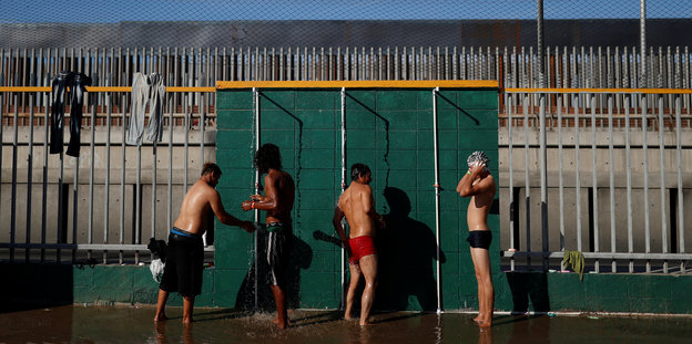 Flüchtende duschen am US-amerikanisch-mexikanischen Grenzzaun