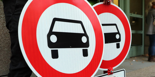 Umweltschützer demonstrieren vor Beginn der mündlichen Verhandlung über Diesel-Fahrverbote vor dem Verwaltungsgericht für Fahrverbote