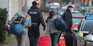 Abgelehnte Asylsuchende werden zum Transport zum Flughafen abgeholt