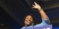 Georgia-Gouverneurskandidatin Stacey Abrams winkt
