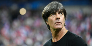 Fußball-Bundestriner Joachim Löw steht im Stadion