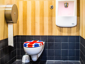 Ein Klo mit Großbritanniens Flagge als Deckelmuster Ein Klo mit Großbritanniens Flagge als Deckelmuster