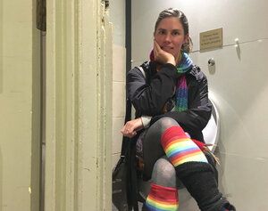 Rachel Cole-Wilkin sitzt auf einer Toilette