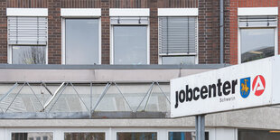 Das Eingangsschild des Jobcenters Schwerin ist zu sehen