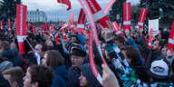 Demonstranten mit russischer Flagge und "Nawalny 20!8"-Schildern bei einer Kundgebung auf dem Marsfeld in St. Petersburg am 07.10.2017.