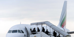 Abgelehnte Asylsuchende steigen am Baden-Airport im Rahmen einer landesweiten Sammelabschiebung in ein Flugzeug