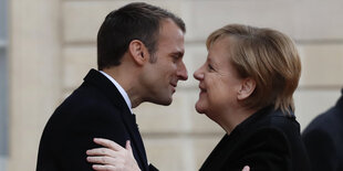 Merkel und Macron Nase an Nase