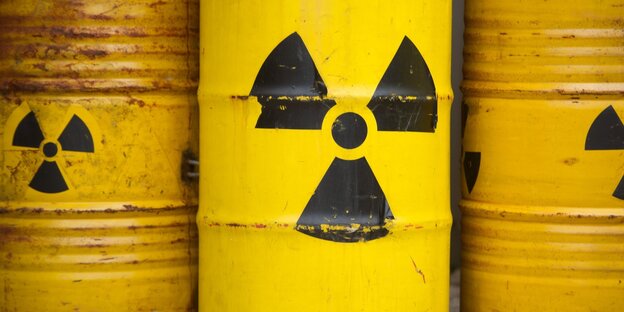 Mit gelben Tonnen und dem Radioaktiv-Zeichen demonstrieren Greenpeace-Aktivisten gegen das Atommüllendlager in Gorleben