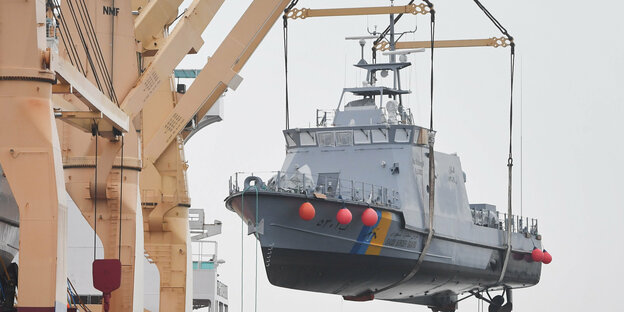 Verladung eimes Küstenschutzbooters für Saudi-Arabien