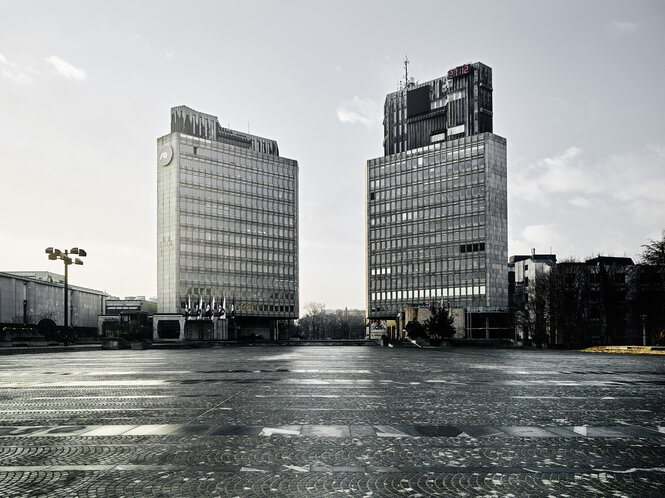 Zei Gebäude an einem Platz. Sie erinnern an Festplatten