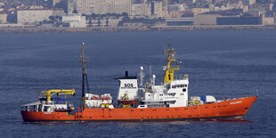 Schiff "Aquarius" im Meer vor Marseille