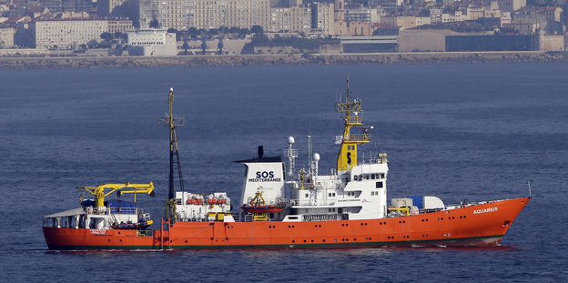 Schiff "Aquarius" im Meer vor Marseille