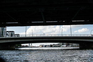 Blick unter der Brücke hindurch