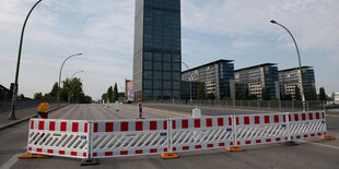 Ein Absperrgitter auf der Elsenbrücke, im Hintergrund die Treptowers