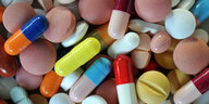 Zahlreiche verschiedenfarbige Pillen liegen neben- und übereinander