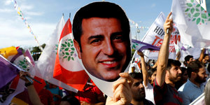Demonstranten halten ein Bild mit Selahattin Demirtaş hoch