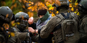Eine Aktivistin wird bei der Räumung des Protestcamps von Waldbesetzern im Treburer Oberwald von der Polizei weggebracht