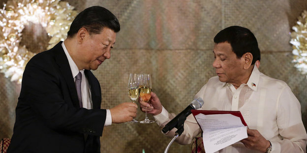 Rodrigo Duterte und Xi Jinping prosten sich mit Sektgläsern zu