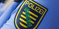 Logo der sächsischen Polizei auf Uniform