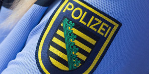 Logo der sächsischen Polizei auf Uniform