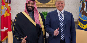 Mohammed bin Salman und Donald Trump grinsen und zeigen den okay-Finger
