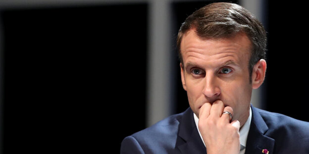 Französischer Präsident Emmanuel Macron schaut skeptisch