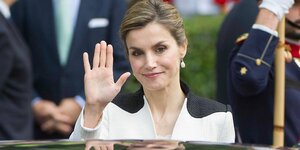 Königin Letizia winkt bei einer Militärparade