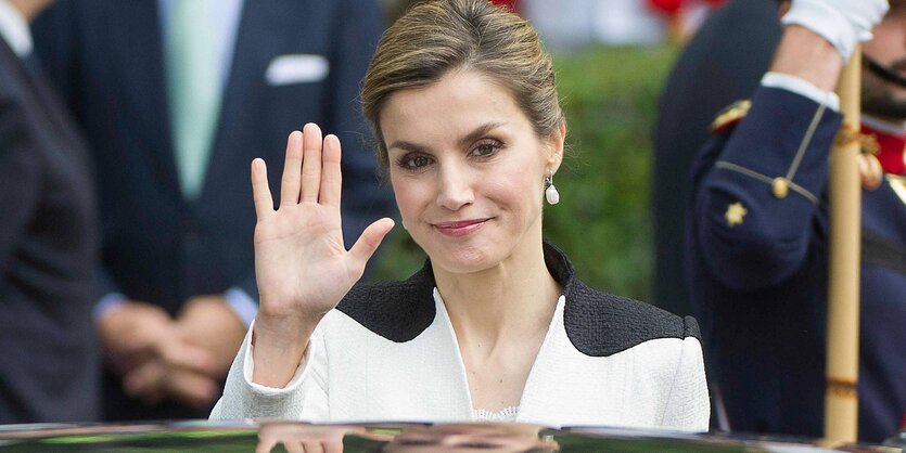 Königin Letizia winkt bei einer Militärparade