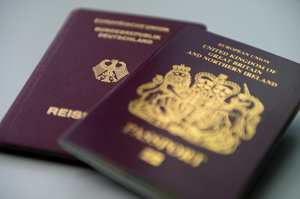 Ein britischer und ein deutscher Reisepass
