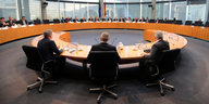 Drei Geheimdiestchefs bei einer Anhörung durch das Kontrollgremium des Bundestages