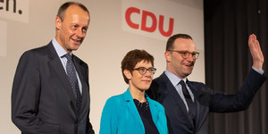 Die Kandidaten für den CDU-Parteivorsitz Merz, Kramp-Karrenbauer und Spahn stehen auf einer Bühne
