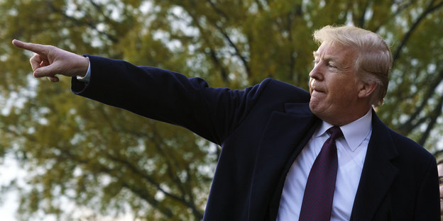 Donald Trump deutet mit dem Zeigefinger auf etwas